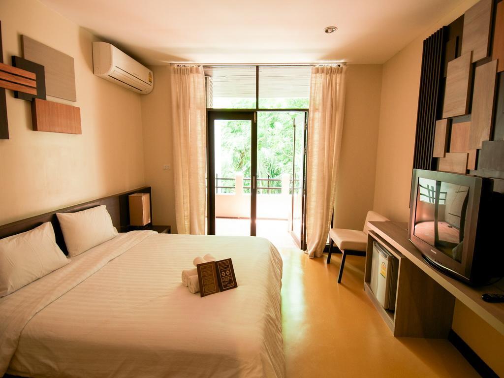 Hotel Baan Chumphon à Pathio Extérieur photo