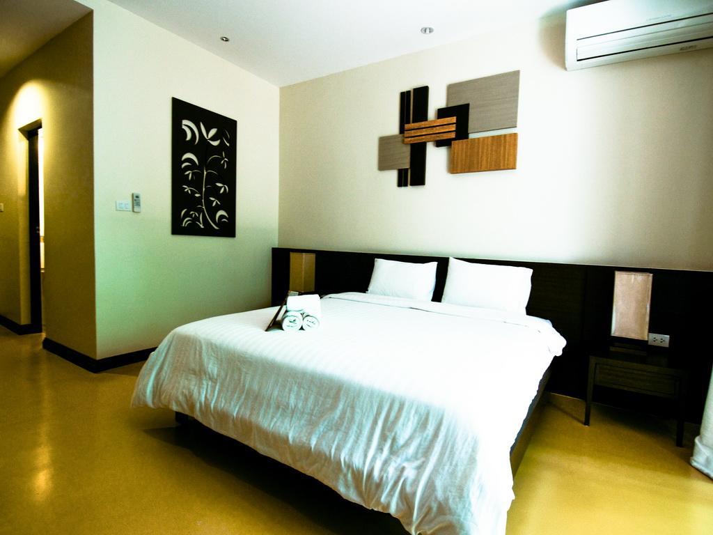 Hotel Baan Chumphon à Pathio Extérieur photo
