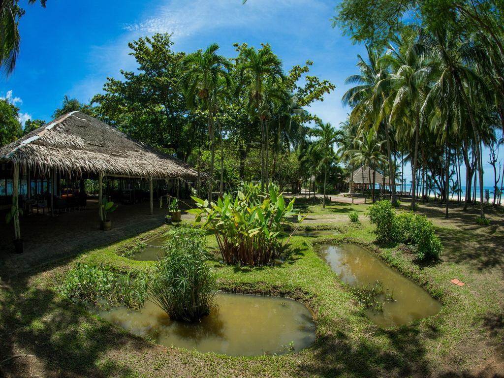 Hotel Baan Chumphon à Pathio Extérieur photo