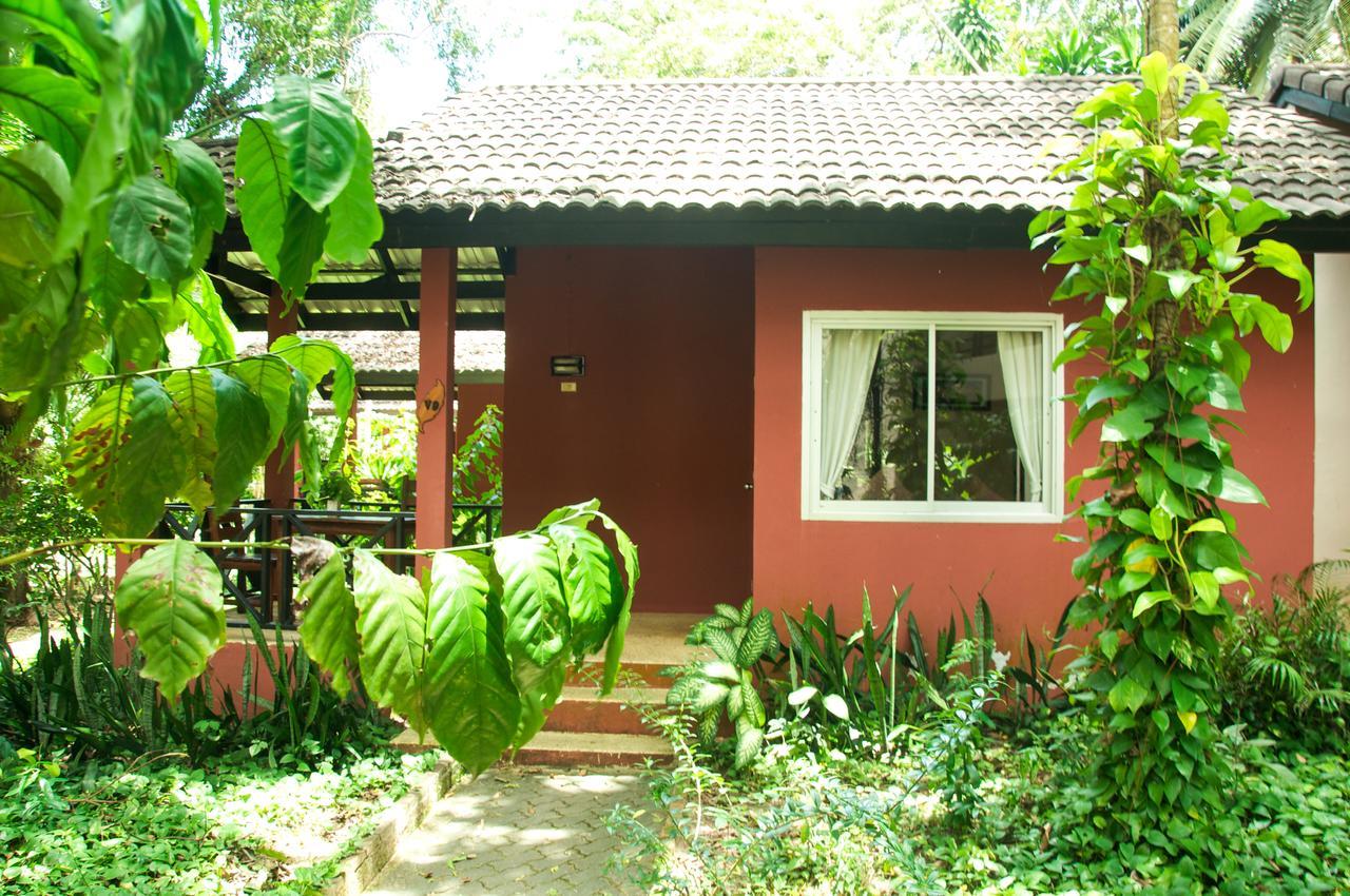 Hotel Baan Chumphon à Pathio Extérieur photo