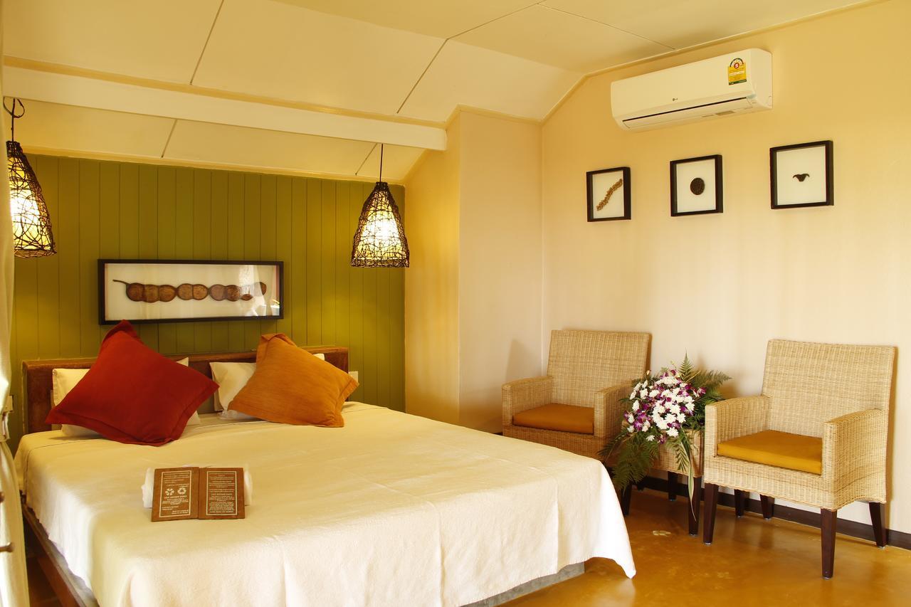Hotel Baan Chumphon à Pathio Extérieur photo