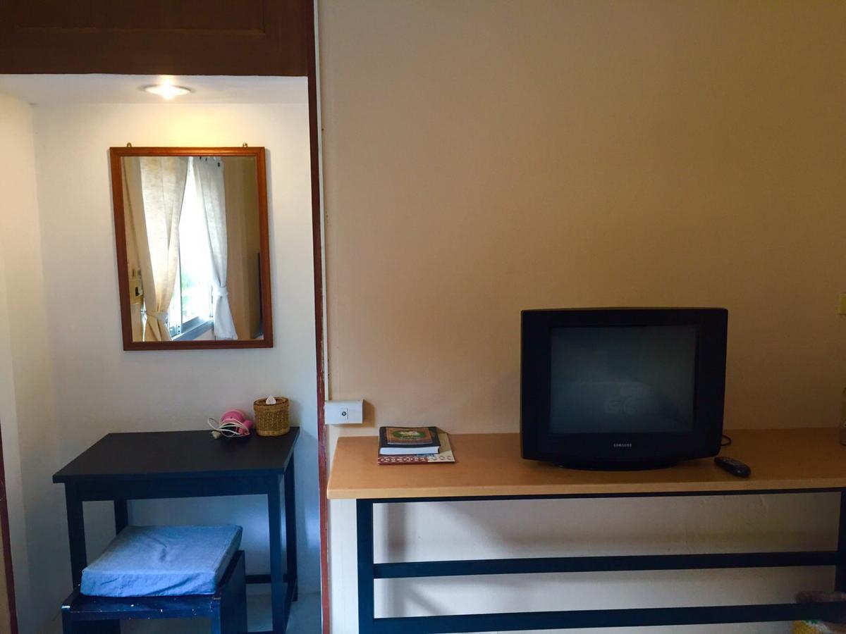 Hotel Baan Chumphon à Pathio Extérieur photo