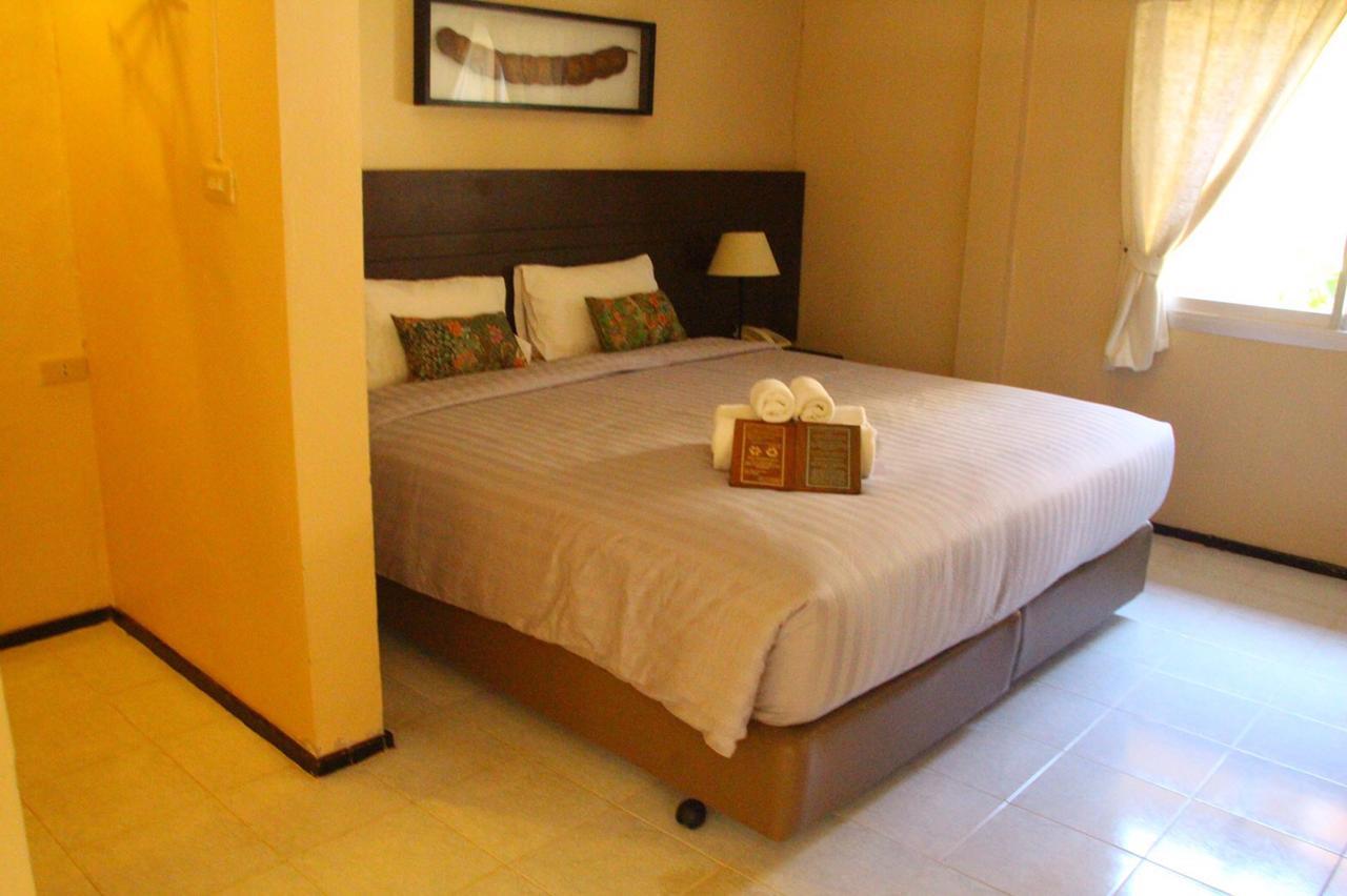 Hotel Baan Chumphon à Pathio Extérieur photo