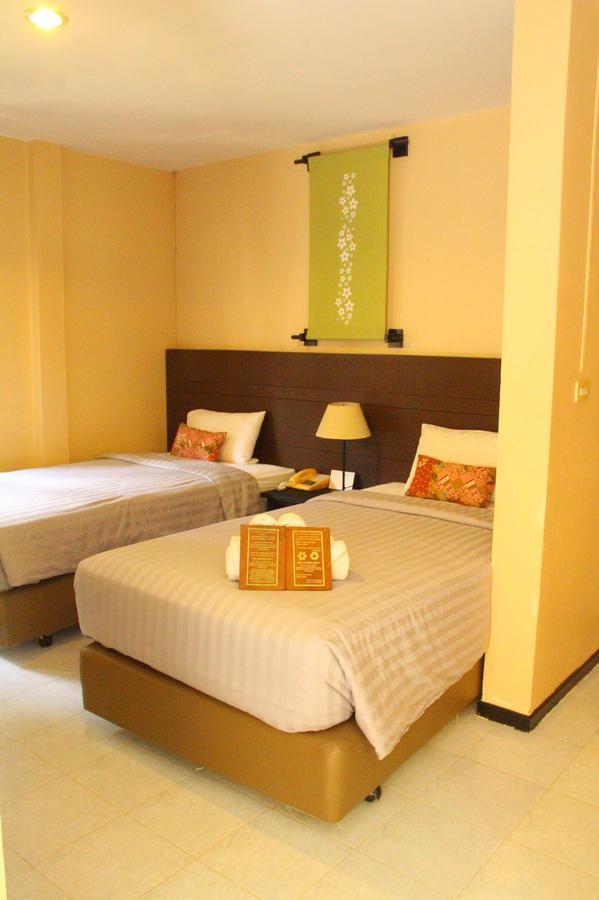Hotel Baan Chumphon à Pathio Extérieur photo