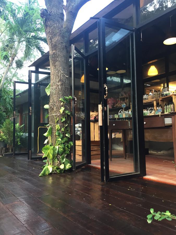 Hotel Baan Chumphon à Pathio Extérieur photo