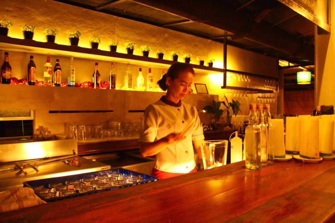 Hotel Baan Chumphon à Pathio Extérieur photo